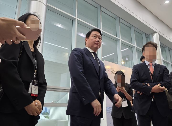 [울산=뉴시스] 박현준 기자 = 최태원 SK그룹 회장이 지난 11일 울산전시컨벤션센터(UECO)에서 열린 '울산포럼 2026'을 마치고 기자들과 스탠딩 인터뷰를 진행하고 있다. 2026.09.11 parkhj@newsis.com *재판매 및 DB 금지