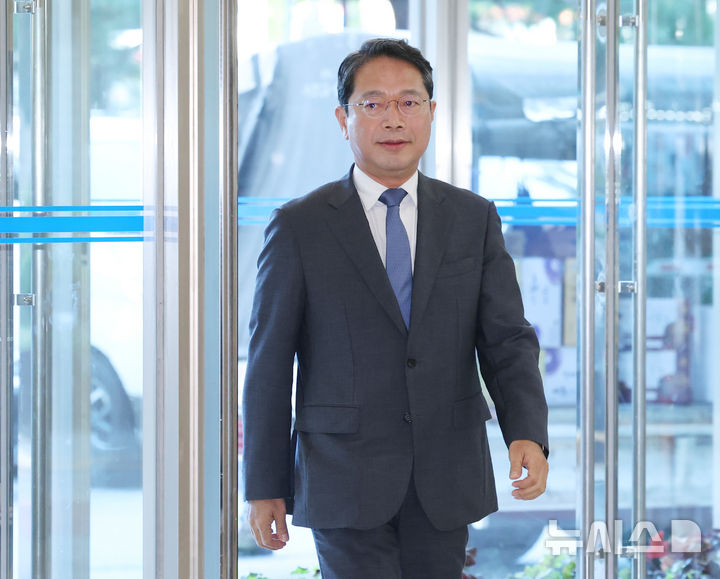 [서울=뉴시스] 조수정 기자 = 김승원 법무부 장관 후보자가 11일 오전 서울 종로구에 마련된 인사청문회 준비사무실로 출근하고 있다. 2026.09.11. chocrystal@newsis.com