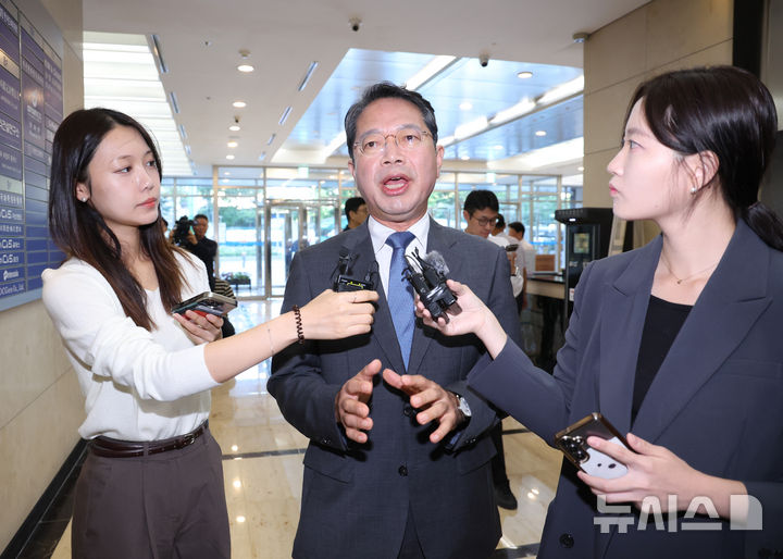 [서울=뉴시스] 조수정 기자 = 김승원 법무부 장관 후보자가 11일 오전 서울 종로구에 마련된 인사청문회 준비사무실로 출근하며 기자들의 질문에 답하고 있다. 2026.09.11. chocrystal@newsis.com