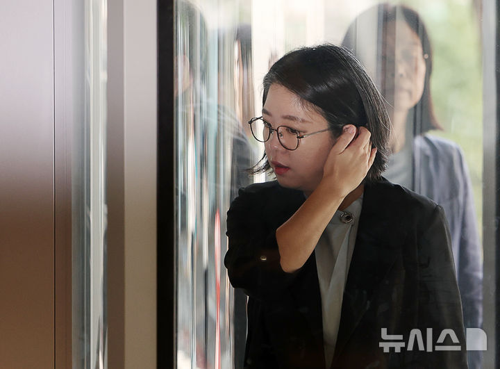 [서울=뉴시스] 김명년 기자 = 용혜인 성평등가족부 장관 후보자가 11일 오전 서울 서대문구 한국청소년활동진흥원에 마련된 인사청문회 준비 사무실로 출근하고 있다. 2026.09.11. kmn@newsis.com