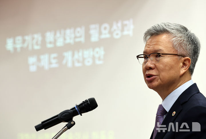 [서울=뉴시스] 최진석 기자 = 김택우 대한의사협회장이 11일 여의도 국회 의원회관에서 열린 군의관·공보의 복무기간 현실화를 위한 국회 토론회에서 개회사를 하고 있다. 2026.09.11. myjs@newsis.com
