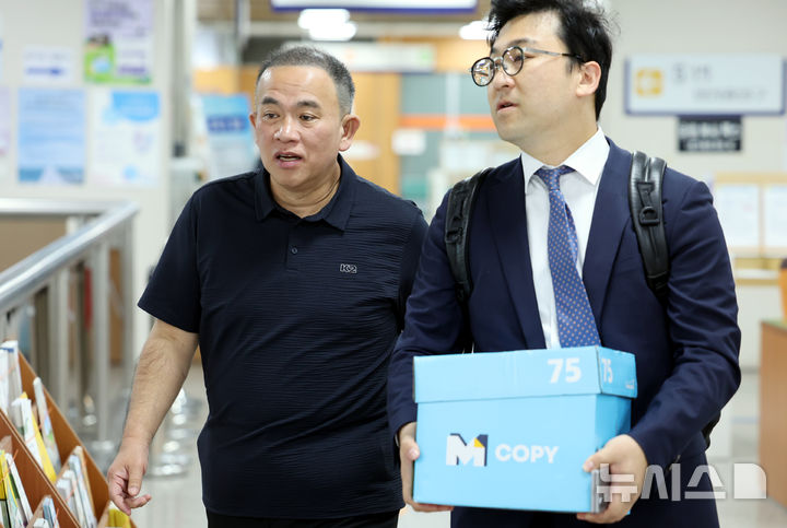 [서울=뉴시스] 박영태 기자 = 명태균 씨가 11일 오전 서울 서초구 서울고등법원에서 열린 '무상 여론조사 관련 정치자금법 위반 혐의' 항소심 2차 공판에 출석하고 있다. 2026.09.11. since1999@newsis.com