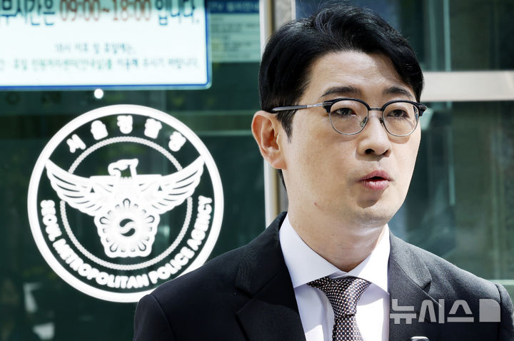 [서울=뉴시스] 김혜진 기자 = 주진우 국민의힘 의원이 11일 서울 종로구 서울지방경찰청 민원실에 기본소득당 시·도당 허위 등록 및 정치자금 부정 지출 관련 용혜인 의원 등 정당법·정치자금법 위반 혐의로 고발장을 제출한 뒤 발언하고 있다. 2026.09.11. jini@newsis.com