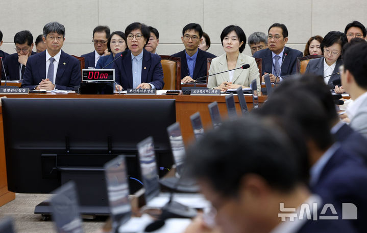 [서울=뉴시스] 고범준 기자 = 정은경 보건복지부 장관이 지난달 11일 서울 여의도 국회에서 열린 보건복지위원회 전체회의에서 의원 질의에 답변하고 있다. 2026.09.11. bjko@newsis.com