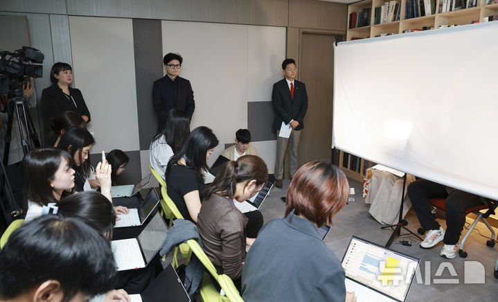[서울=뉴시스] 김근수 기자 = 11일 오전 서울 여의도 국회 의원회관에서 김승원 법무부 장관 후보의 '신약 임상시험 청탁' 의혹 관련한 제넨셀·세종메디칼 피해자들 기자회견이 열리고 있다. (공동취재) 2026.09.11. photo@newsis.com