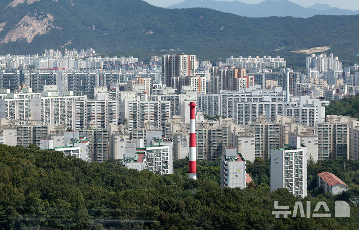 [서울=뉴시스] 김명년 기자 = 한국부동산원이 지난 10일 발표한 주간 아파트 가격 동향에 따르면, 9월 첫째 주(7일 기준) 노원·도봉·강북구 등이 포함된 서울 동북부 지역의 아파트 전셋값은 올해 들어 10.11% 올라 2015년 이후 11년 만에 두 자릿수 상승률을 기록했다. 부동산 빅데이터업체 아실에 따르면 지난해 10·15 대책 이후 서울 동북부 지역의 아파트 전세 매물은 44.6% 감소했다. 사진은 11일 서울 노원구의 한 아파트 단지 모습. 2026.09.11. kmn@newsis.com