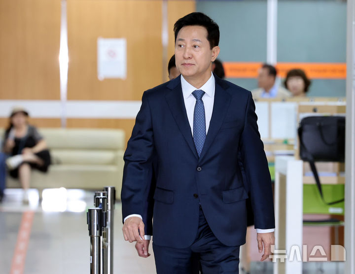 [서울=뉴시스] 박영태 기자 = '여론조사비 대납 의혹’을 받는 오세훈 서울시장이 11일 오후 서울 서초구 서울고등법원에서 열린 항소심 4차 공판에 출석하고 있다. 2026.09.11. since1999@newsis.com