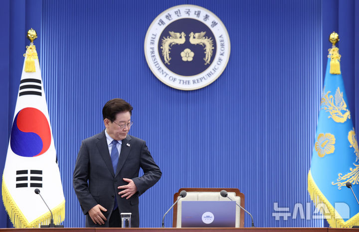 [서울=뉴시스] 김진아 기자= 이재명 대통령이 11일 청와대에서 열린 수석보좌관회의에 입장하고 있다. 2026.09.11. bluesoda@newsis.com