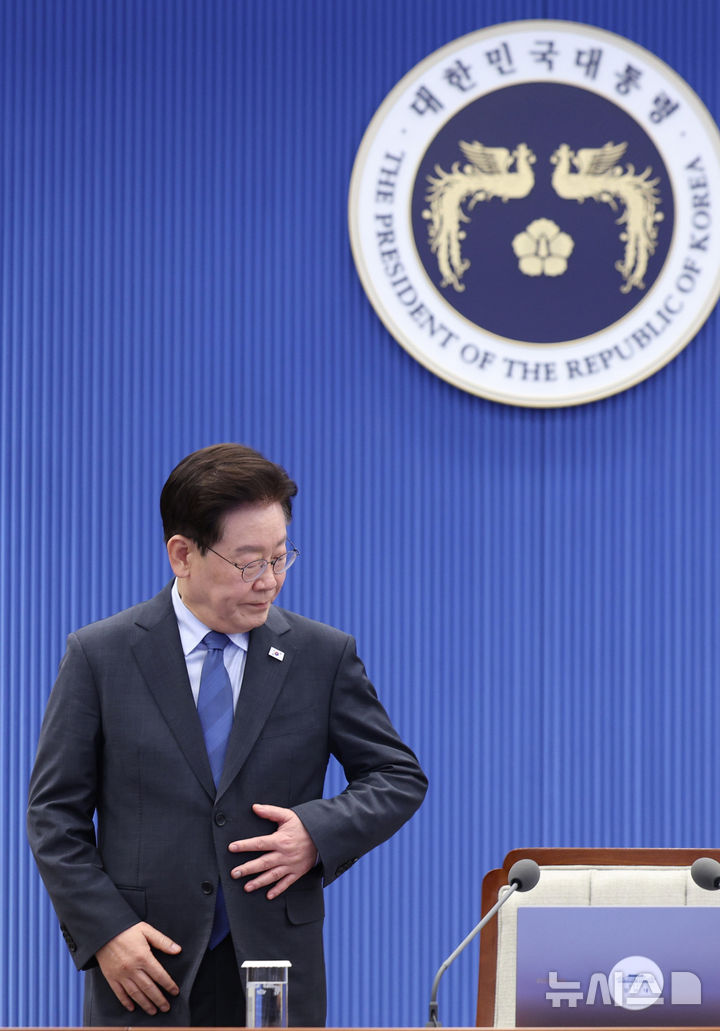 [서울=뉴시스] 김진아 기자= 이재명 대통령이 11일 청와대에서 열린 수석보좌관회의에 입장하고 있다. 2026.09.11. bluesoda@newsis.com