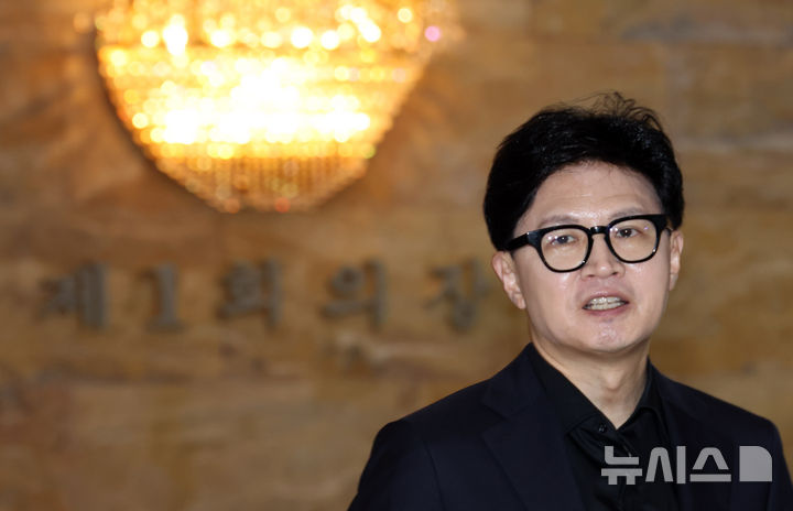 [서울=뉴시스] 최진석 기자 = 한동훈 무소속 의원이 11일 여의도 국회 로텐더홀에서 지난 10일 총리실 직원의 일반인 신분을 밝히며 기자회견에 참여한 것과 관련해 총리실 관계자의 의원실 방문 기자회견을 하고 있다. 2026.09.11. myjs@newsis.com