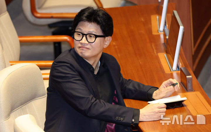 [서울=뉴시스] 고범준 기자 = 한동훈 무소속 의원이 11일 서울 여의도 국회에서 열린 제439회 국회(정기회) 제7차 본회의에 참석해 의원들을 바라보고 있다. 2026.09.11. bjko@newsis.com