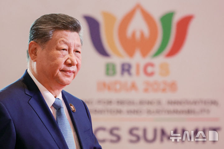[뉴델리=AP/뉴시스]시진핑 중국 주석이 지난 12일 인도 뉴델리에서 열린 브릭스(BRICS)&nbsp; 정상회의에 도착했다. 시주석이 14일 열린 정상만찬에 불참하면서 그의 건강에 대한 의문이 확산하고 있다. 2026.9.19.