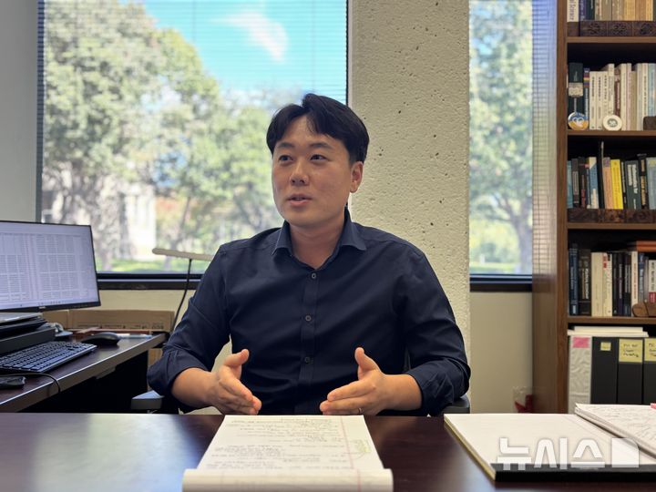 [댈러스=뉴시스]이윤희 특파원 = 공화당 전당대회가 개최 중인 10일(현지 시간) 텍사스주 댈러스에서 심규상 텍사스대 댈러스캠퍼스 경제정치정책과학대학 조교수가 뉴시스 등 취재진과 인터뷰하고 있다. 2026.09.12.