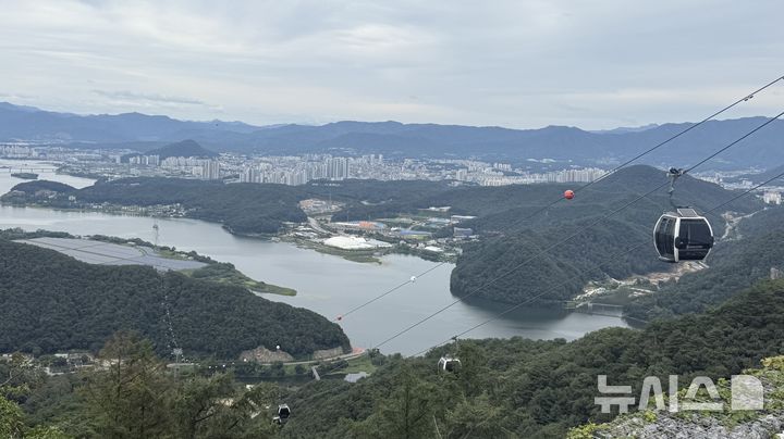 [춘천=뉴시스] 이수정 기자=춘천 삼악산 호수케이블카에서 내려다본 의암호 일대 전경. 2026.09.13. crystal@newsis.com