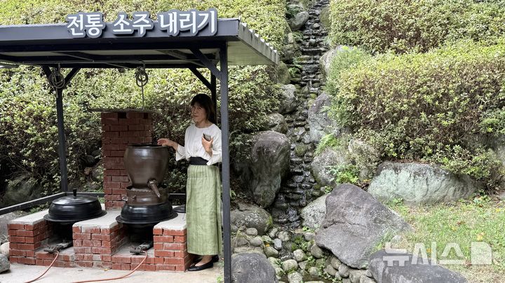 [춘천=뉴시스] 이수정 기자=유소영 지시울양조 대표가 전통 방식으로 소주를 내리는 과정을 설명하고 있다. 2026.09.13. crystal@newsis.com