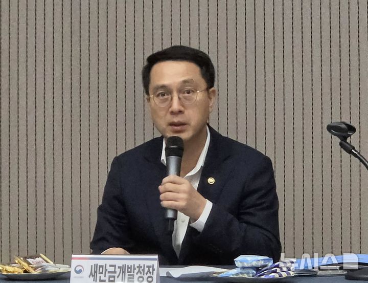 [서울=뉴시스] 문성요 새만금개발청장이 지난 10일 전북 부안군 국립새만금간척박물관에서 가진 국토교통부 출입기자단 간담회에서 기자들의 질의에 답변하고 있다. photo@newsis.com