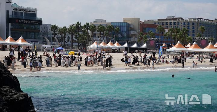 [제주=뉴시스] 오영재 기자 = 지난 12일 오전 제주시 조천읍 함덕해수욕장에 피서객들이 즐거운 시간을 보내고 있다. 2026.09.12. oyj4343@newsis.com