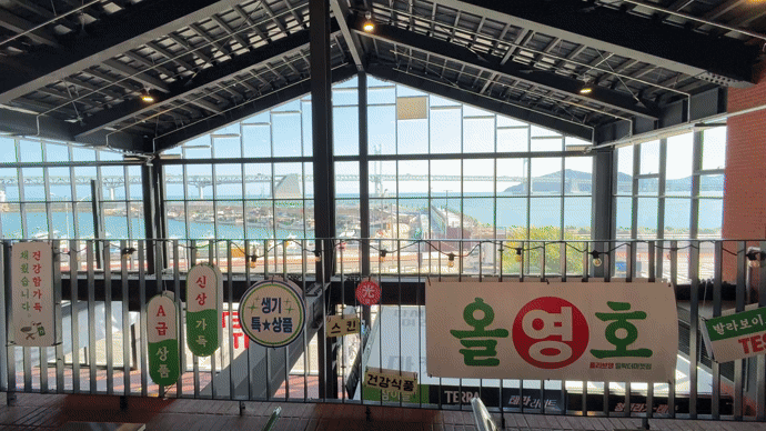 [부산=뉴시스] 권민지 기자 = 부산시 수영구 민락동에 위치한 올리브영 디자인 특화 매장 '밀락더마켓점'. 매장 통창 너머로 민락항과 광안대교가 펼쳐져 있다. 2026.09.14. ming@newsis.com *재판매 및 DB 금지