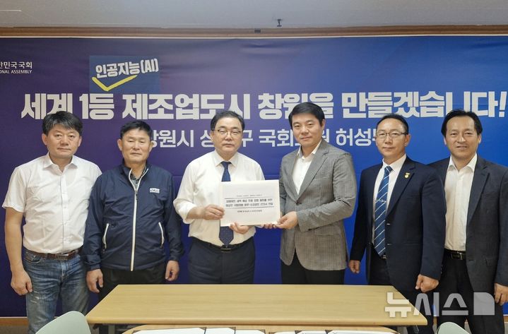 [창원=뉴시스]경상남도소상공인연합회 신영철(오른쪽서 세 번째부터) 회장이 12일 오후 더불어민주당 허성무(창원시 성산구) 국회의원 선거사무소를 방문해 허 의원에게 '대형마트 새벽배송 허용 입법 철회 건의서'를 전달하고 있다.(사진=경상남도소상공인연합회 제공) 2026.09.12. photo@newsis.com