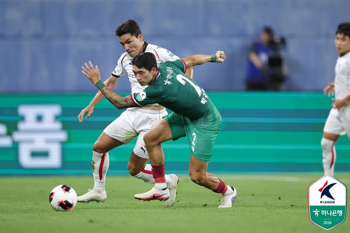 [서울=뉴시스] 프로축구 K리그1 포항 스틸러스의 원기종, 대전하나시티즌의 박규현. (사진=한국프로축구연맹 제공)