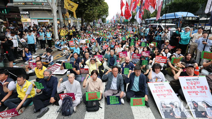 [서울=뉴시스] 황준선 기자 = 12일 서울 종로구 세종대로 사거리 인근에서 열린 '미국은 침략전쟁 중단하라! 정부는 호르무즈 파병 단호히 거부하라! 시민 대행진'에서 참석자들이 구호를 외치고 있다. 2026.09.12. hwang@newsis.com