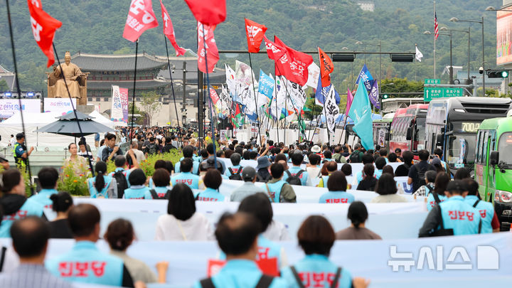 [서울=뉴시스] 황준선 기자 = 12일 서울 종로구 세종대로 사거리 인근에서 열린 '미국은 침략전쟁 중단하라! 정부는 호르무즈 파병 단호히 거부하라! 시민 대행진'에서 참석자들이 청와대를 향해 행진하고 있다. 2026.09.12. hwang@newsis.com