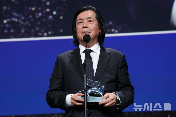 [베네치아=AP/뉴시스] 이창동 감독이 12일(현지 시간) 이탈리아 베네치아에서 열린 제83회 베니스 영화제 폐막식에서 영화 '가능한 사랑'으로 심사위원대상을 수상하고 있다. 2026.09.13