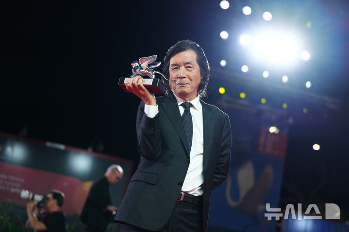 [베네치아=AP/뉴시스] 영화 '가능한 사랑'으로 심사위원대상을 수상한 이창동 감독이 12일(현지 시간) 이탈리아 베네치아에서 열린 제83회 베니스 영화제 폐막식에서 포즈를 취하고 있다. 2026.09.13