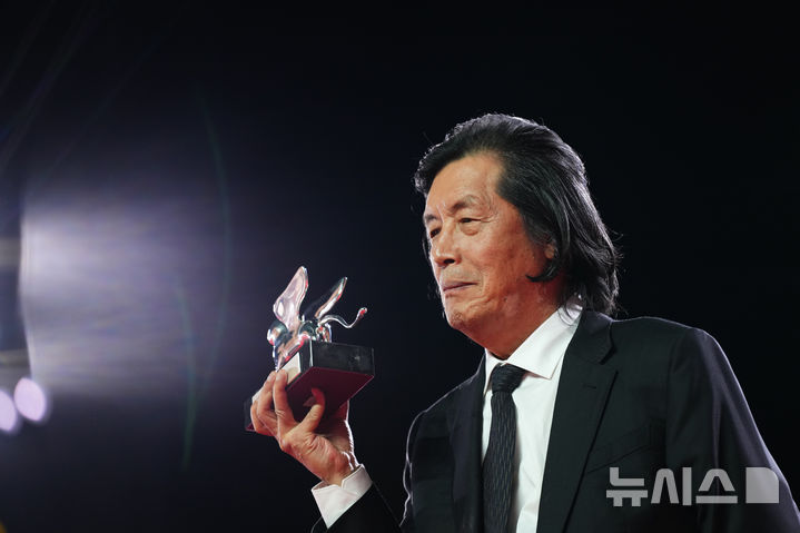 [베네치아=AP/뉴시스] 영화 '가능한 사랑'으로 심사위원대상을 수상한 이창동 감독이 12일(현지 시간) 이탈리아 베네치아에서 열린 제83회 베니스 영화제 폐막식에서 포즈를 취하고 있다. 2026.09.13