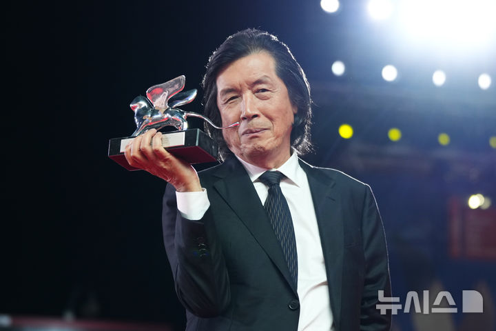 [베네치아=AP/뉴시스] 영화 '가능한 사랑'으로 심사위원대상을 수상한 이창동 감독이 12일(현지 시간) 이탈리아 베네치아에서 열린 제83회 베니스 영화제 폐막식에서 포즈를 취하고 있다. 2026.09.13