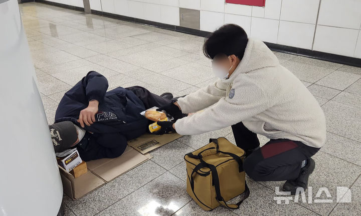 [전남광주=뉴시스] 광주다시서기종합지원센터 관계자가 광주 한 지하철역에 머물고 있는 거리노숙인에게 생필품을 지원하고 있다. (사진=광주다시서기종합지원센터 제공) 2026.09.13 photo@newsis.com