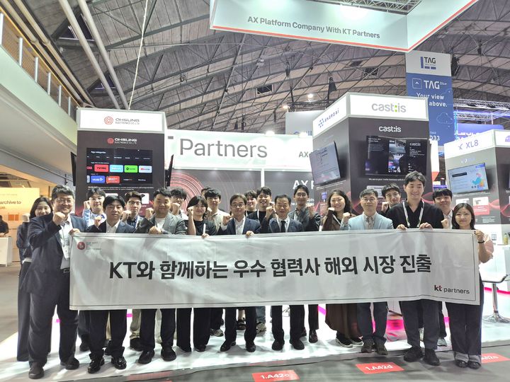 KT는 IBC 2026에서 미디어 분야 협력사와 함께 ‘KT글로벌상생성장관’을 운영한다. KT 임직원과 KT글로벌상생성장관에 참여한 협력사가 기념 촬영을 하고 있다. (사진=KT 제공) *재판매 및 DB 금지
