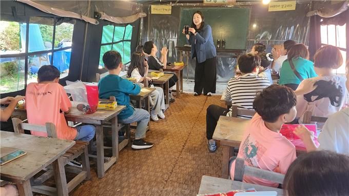 [부산=뉴시스] 올해 상반기 피란학교 천막교실 고무신 꾸미기 체험 사진. (사진=부산시 제공) 2026.09.13. photo@newsis.com *재판매 및 DB 금지