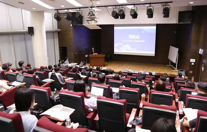 최근 미국의 관세정책 변화와 EU 환경규제 강화, 신흥시장의 인증 요건 강화 등 우리 기업이 직면한 통상·비관세장벽이 확대되고 있는 가운데, 코트라는 9월 11일 본사에서 '글로벌 통상·인증 환경 변화와 기업 대응전략 설명회'를 개최했다. 김성수 코트라 수출현장지원실장이 개회사를 하고 있다.(사진=코트라 제공) *재판매 및 DB 금지