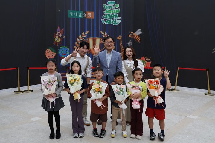 12일 서울시 강동구 현대홈쇼핑 사옥에서 열린 '친환경 어린이 그림대회' 결선 생방송에서 황중률 현대홈쇼핑 MD전략Division 부문장(뒷줄 가운데)과 수상자들이 기념사진을 찍고 있다. (사진=현대홈쇼핑 제공) *재판매 및 DB 금지