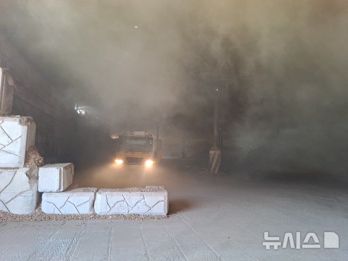 [남원=뉴시스]윤난슬 기자 =(사진=전북소방 제공) photo@newsis.com 남원 공장 화재.