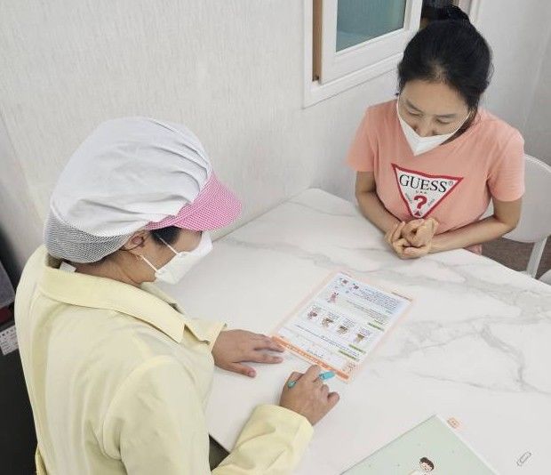 [보은=뉴시스]충북 보은 어린이급식관리지원센터 관계자가 한 아동센터를 방문해 영유아 질식사고 예방교육을 하고 있다. (사진=보은군 어린이급식관리지원센터 제공) *재판매 및 DB 금지