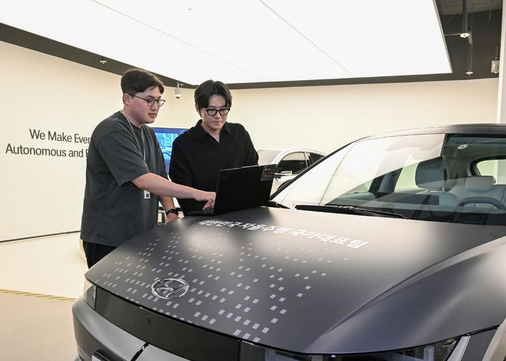 42dot 연구원들이 '비히클 워크샵(Vehicle Workshop)'에서 자율주행 기술을 개발하고 있는 모습.(사진=현대차그룹 제공) *재판매 및 DB 금지