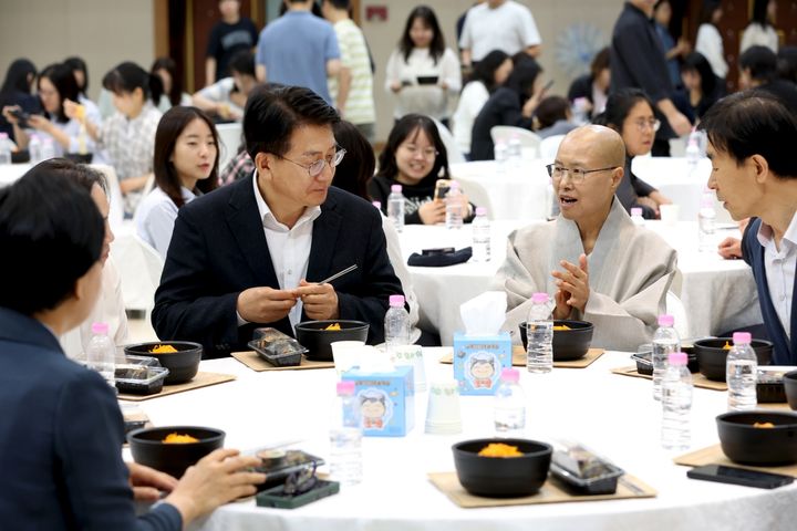 [서울=뉴시스] 선재스님 초청 청렴특강 개최 모습. (사진=성동구 제공) 2026.09.13. photo@newsis.com *재판매 및 DB 금지