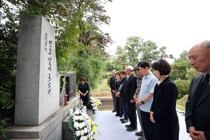 [수원=뉴시스] 추미애 경기도지사가 12일 오후 모란공원 민주열사묘역에서 열린 '2026년 경기도 민주화운동희생자 추모제'에서 분향 및 헌화를 하고 있다. (사진=경기도 제공) 2026.09.13. photo@newsis.com *재판매 및 DB 금지