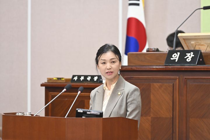 [통영=뉴시스][거제=뉴시스] 신정철 기자= 경남 경남 거제시의회는 제265회 임시회에서 총 10명의 의원들이 5분 자유발언을 통해 거제시정의 문제점을 지적하고, 대책 마련을 촉구했다.사진은 지난 9일 제2차 본회의에서 신수정 의원(국민의힘)이 ‘자원봉사시간 환산금 기부 제도’ 마련의 필요성을 제기하고, 자원봉사자들이 오랜 기간 쌓아온 봉사시간을 재난 구호와 지역사회 공익을 위한 나눔으로 연결할 수 있는 제도적 기반 마련을 촉구하고 있는 모습.(사진=거제시의회 제공).2026.09.13. photo@newsis.com *재판매 및 DB 금지