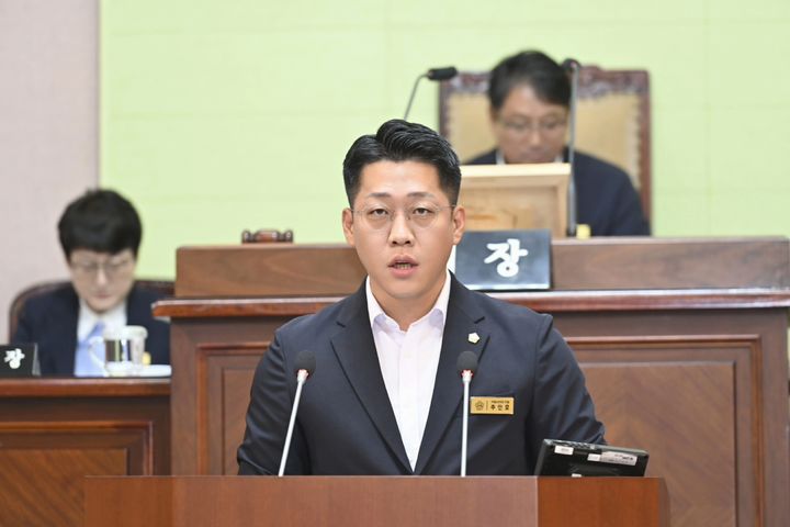 [거제=뉴시스] 신정철 기자= 경남 경남 거제시의회는 제265회 임시회에서 총 10명의 의원들이 5분 자유발언을 통해 거제시정의 문제점을 지적하고, 대책 마련을 촉구했다.사진은 지난 9일 제2차 본회의에서 추인호 의원(상문동·국민의힘)은 '공동주택 인접 급경사지의 안전관리체계'를 강화해야 한다고 지적하고 있는 모습.(사진=거제시의회 제공).2026.09.13. photo@newsis.com *재판매 및 DB 금지