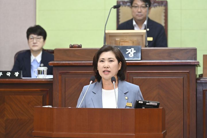 [거제=뉴시스] 신정철 기자= 경남 경남 거제시의회는 제265회 임시회에서 총 10명의 의원들이 5분 자유발언을 통해 거제시정의 문제점을 지적하고, 대책 마련을 촉구했다.사진은 이재순 의원(더불어민주당)이 지난 9일 제2차 본회의에서 '아파트 단지 내 헬스장의 안전관리 문제'를 지적하고, 안전관리 대책 마련을 촉구하고 있는 모습.(사진=거제시의회 제공).2026.09.13. photo@newsis.com *재판매 및 DB 금지