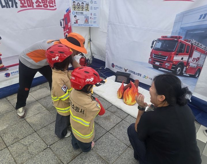 [서울=뉴시스] 키자니아 불끄기 소방대원 체험하는 유아. (사진=관악구 제공) 2026.09.13. photo@newsis.com *재판매 및 DB 금지