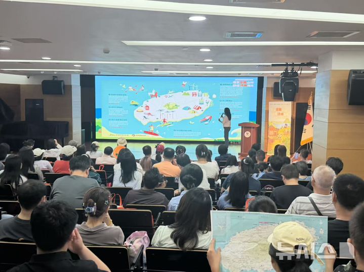[제주=뉴시스] 제주도가 지난 12일 상하이 한국문화원에서 열린 제주·경기 관광홍보설명회에서 중국인 관광객 유치 활동을 하고 있다. 2026.09.13. photo@newsis.com