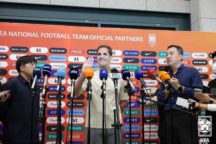 [서울=뉴시스] 한국 남자 축구 대표팀의 임시 사령탑인 로베르토 모레노 감독. (사진=대한축구협회 제공) 2026.09.13. photo@newsis.com *재판매 및 DB 금지