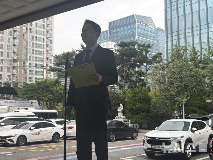 [서울=뉴시스] 최은수 기자 = 김동아 더불어민주당 의원이 13일 오후 서울 영등포경찰서에서 한동훈 무소속 의원의 검찰 수사자료 유출 의혹 관련 고발인 조사를 받기 전 취재진에게 입장을 밝히고 있다. 2026.09.13. eschoi@newsis.com