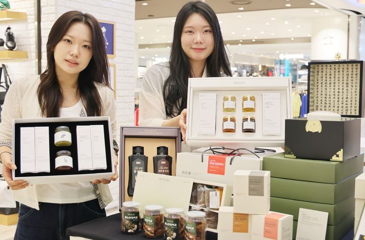 [대구=뉴시스]롯데아울렛 율하점은 추석을 앞두고 경북지역 특산물과 선물세트를 판매한다. (사진 = 롯데백화점 제공) 2026.09.13. photo@newsis.com *재판매 및 DB 금지
