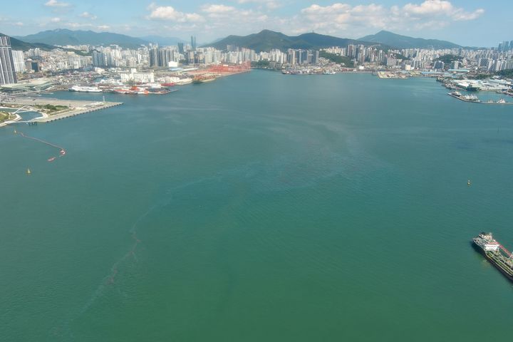 [부산=뉴시스] 부산 북항 해역에서 기름이 떠 있다는 신고가 접수돼 해경이 긴급 방제 조치를 벌였다. (사진=부산시 제공) 2026.09.13. photo@newsis.com *재판매 및 DB 금지