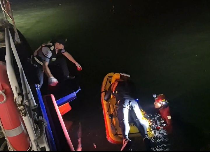[태안=뉴시스]태안해경이 13일 오전 고립된 해루질객을 구조 보드로 구조하고 있다. (사진= 태안해경 제공) *재판매 및 DB 금지
